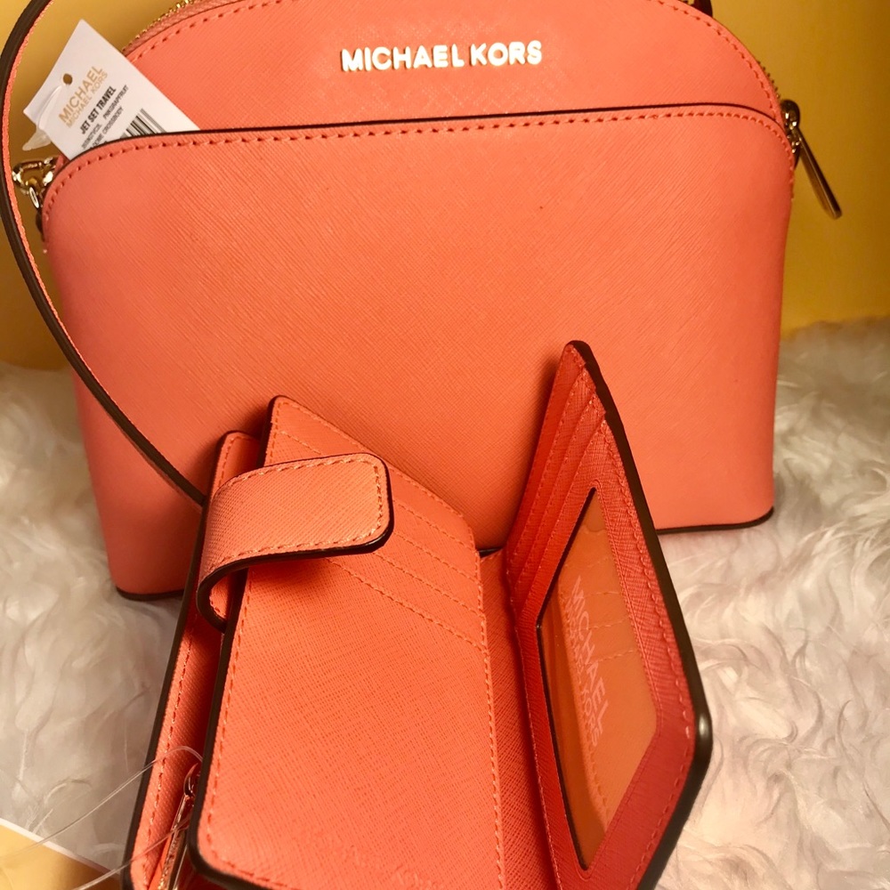 ‼️SALE NEW MK ‼️ MICHAEL KORS CROSSBODY WALLET SET - Picture 4 of 5